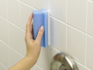 Limpiando-azulejos-del-baño